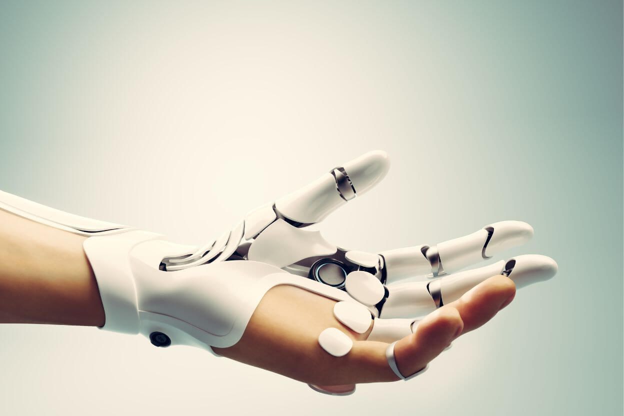 Cilvēka un robota rokas savienojums, kas simbolizē mākslīgā intelekta un tehnoloģiju lomu finanšu inovācijās.